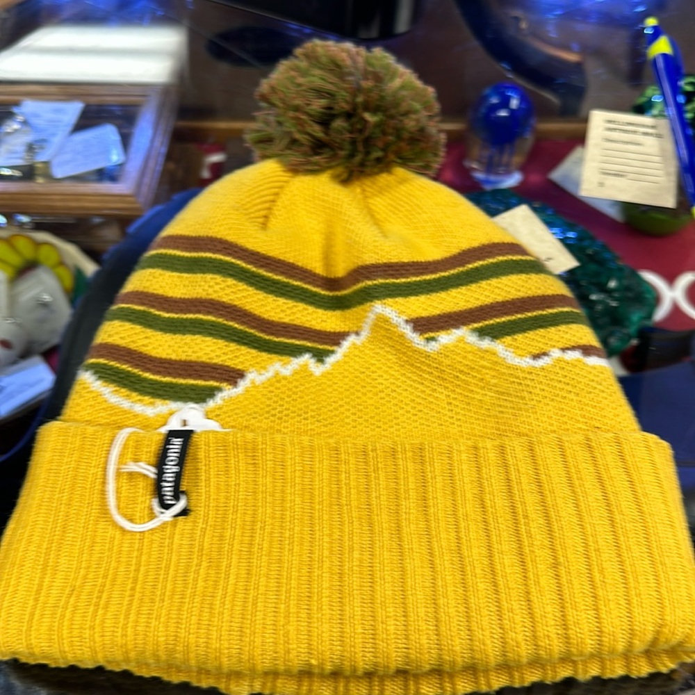 Like new Patagonia pompom hat. No stains snags. Perfect condition.